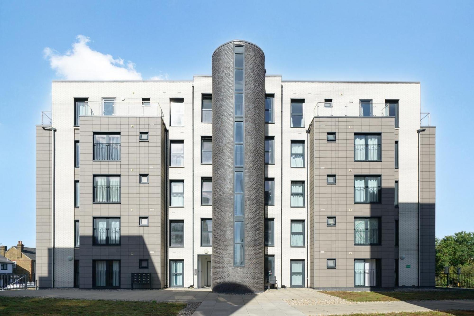 One And Two Bed Apartments Slough Near Heathrow Colnbrook Екстериор снимка