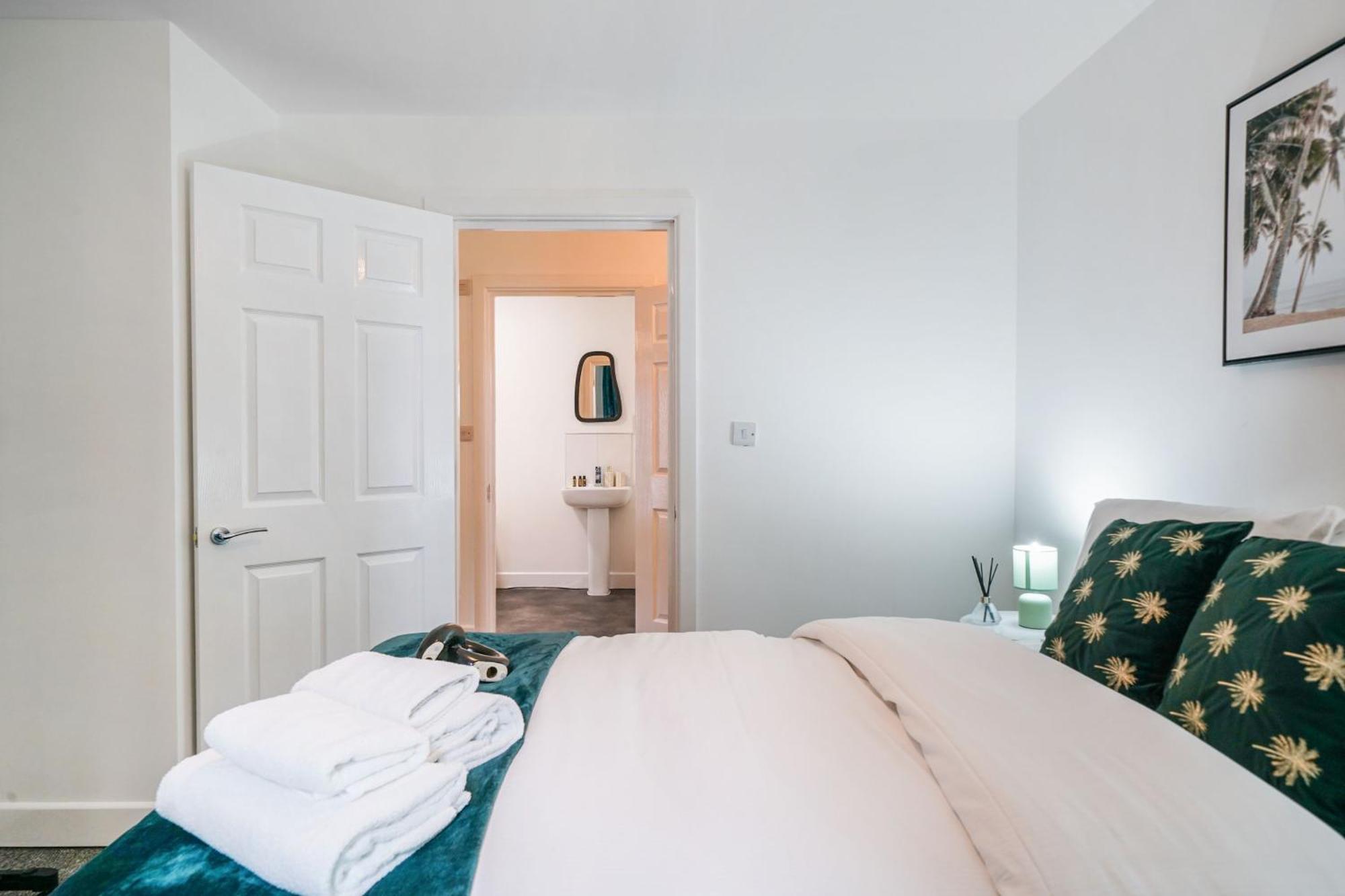 One And Two Bed Apartments Slough Near Heathrow Colnbrook Екстериор снимка