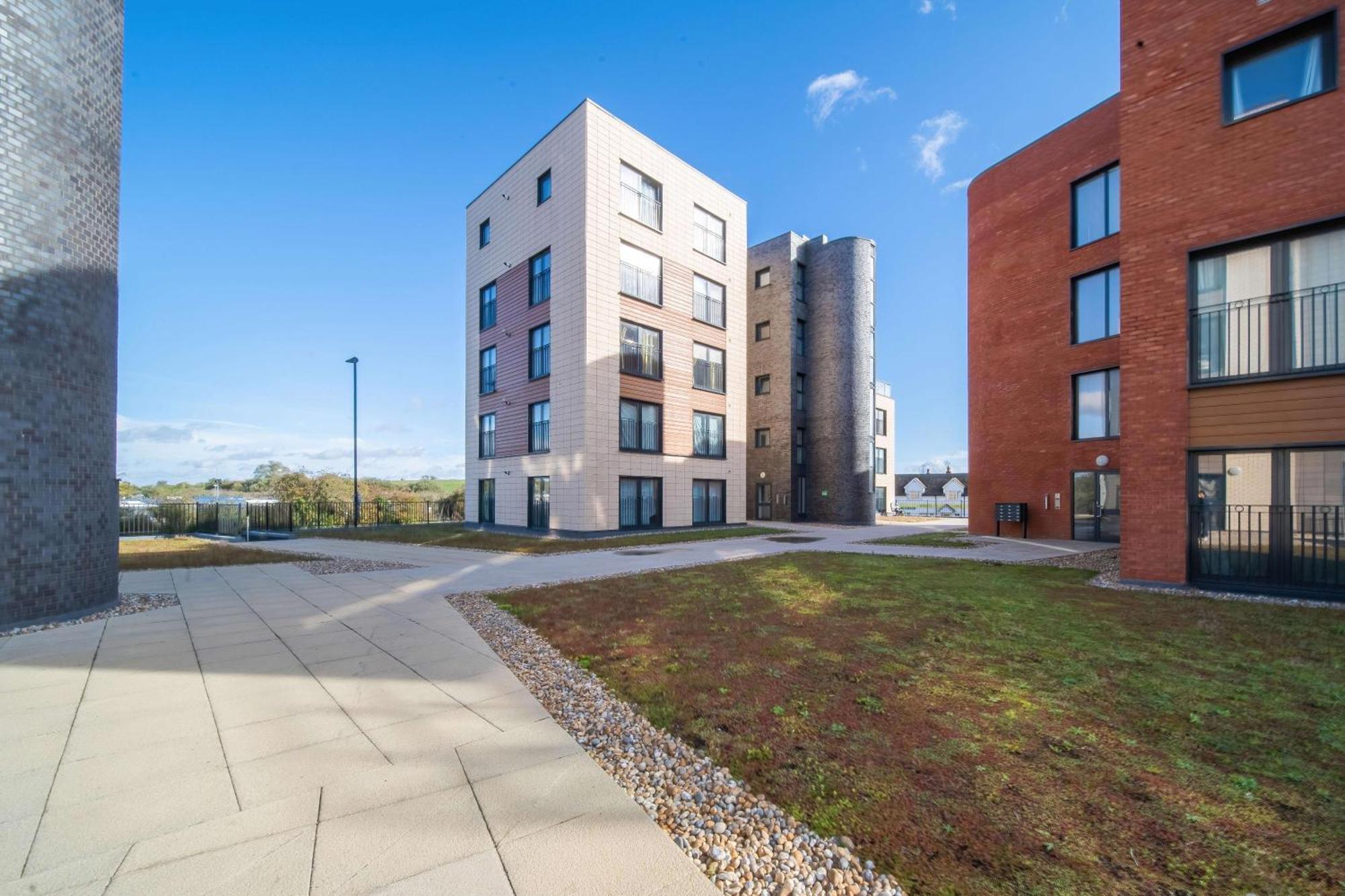 One And Two Bed Apartments Slough Near Heathrow Colnbrook Екстериор снимка